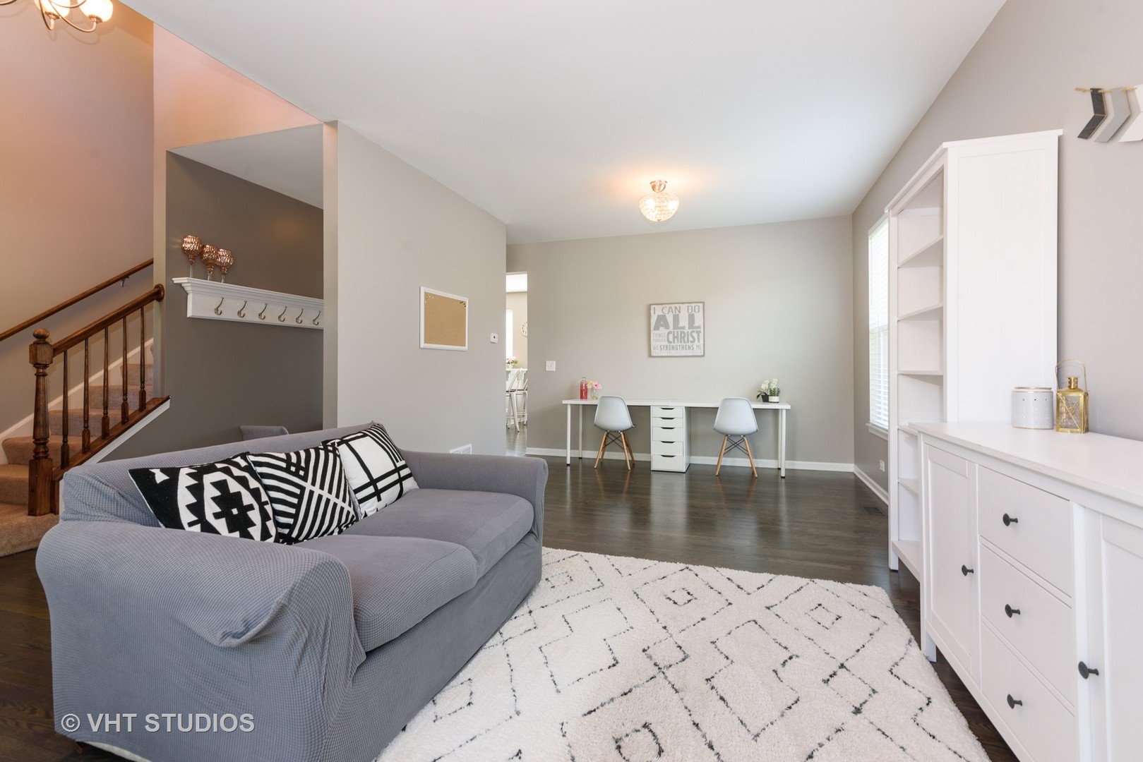 858 Oak Ridge Boulevard Elgin, IL 60120 - Photo 5 of 16 a living room with furniture