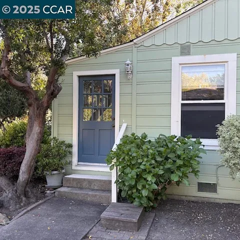 a view of livingroom with furniture and windows