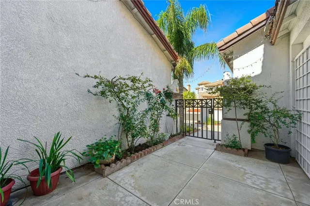 a view of a dinning room with table and chairs