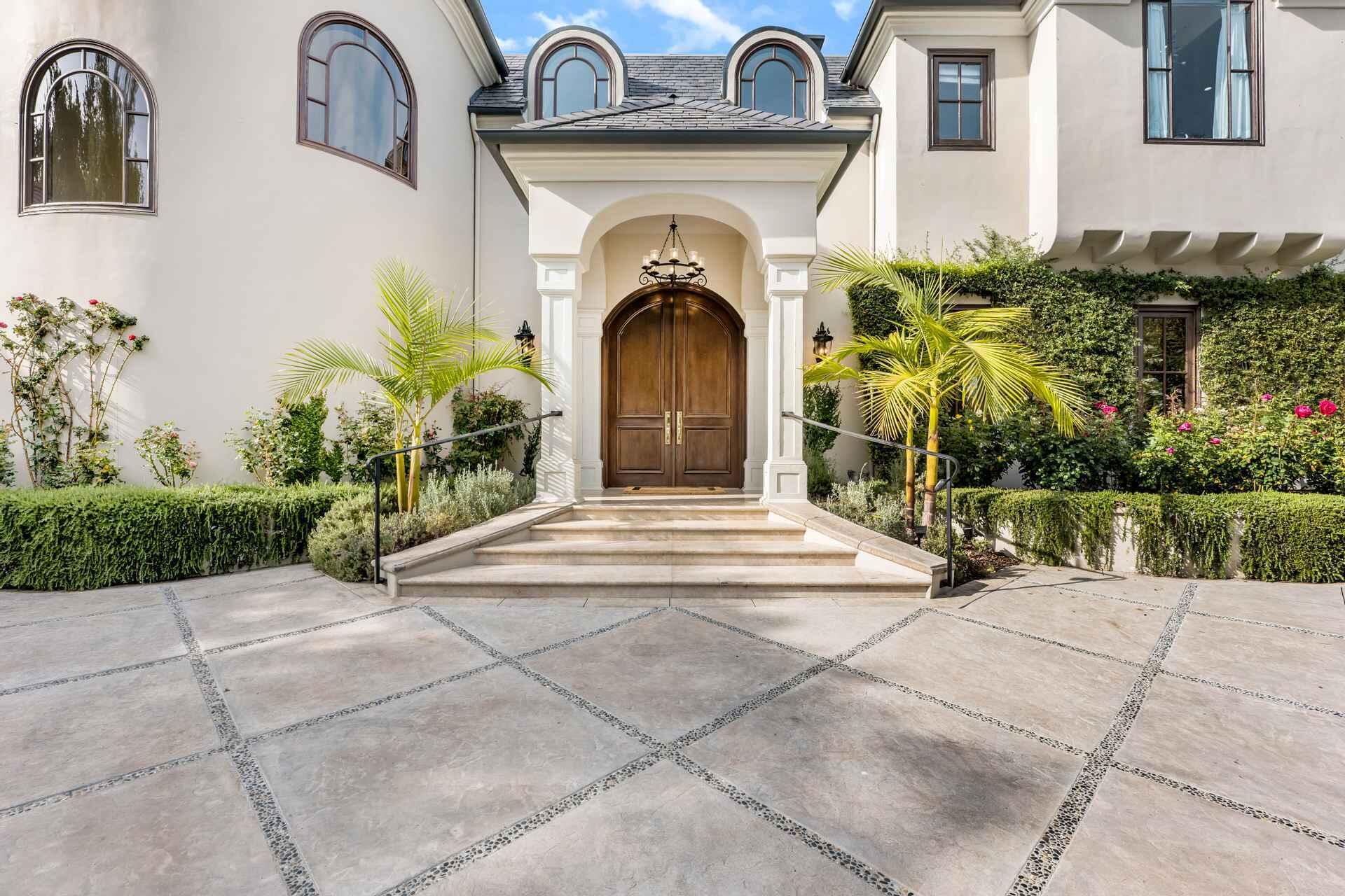 2084 East Valley Road, Unit SHARE 1 Santa Barbara, CA 93108 - Photo 5 of 35 a view of a house with a garden