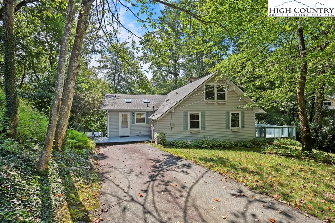 a house view with backyard space