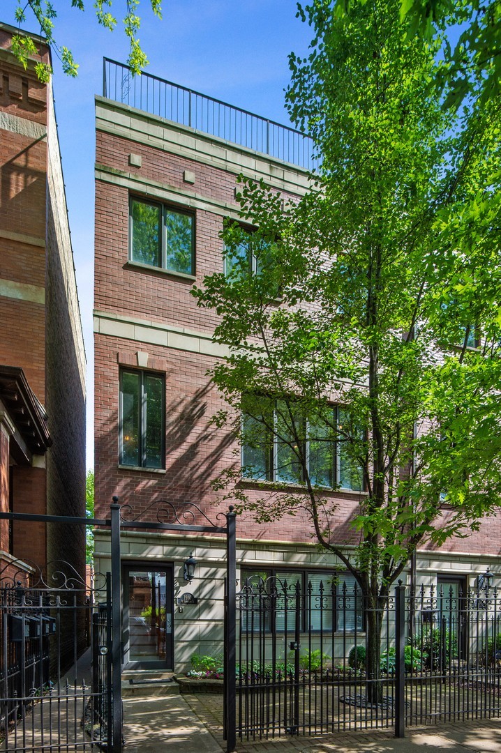 1910 West Addison Street, Unit A Chicago, IL 60613 - Photo 3 of 24 Gallery Image 3