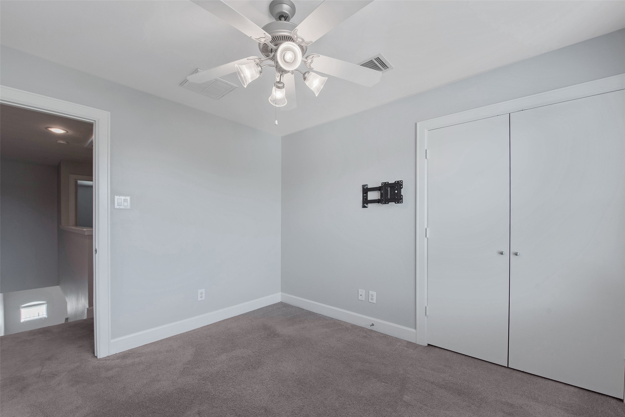 7650 Springhill Street, Unit 603 Houston, TX 77021 - Photo 20 of 26 an empty room with a chandelier fan and closet area