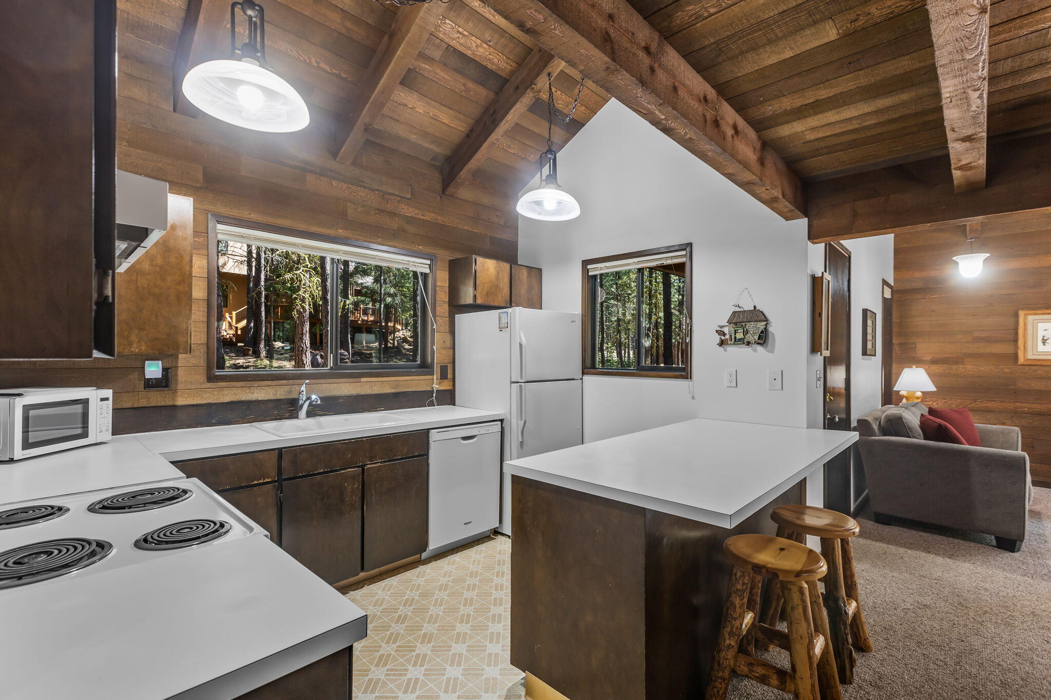 13701 Partridge Foot, Unit RR83 Black Butte Ranch, OR 97759 - Photo 10 of 40 Kitchen w/breakfast bar seating.