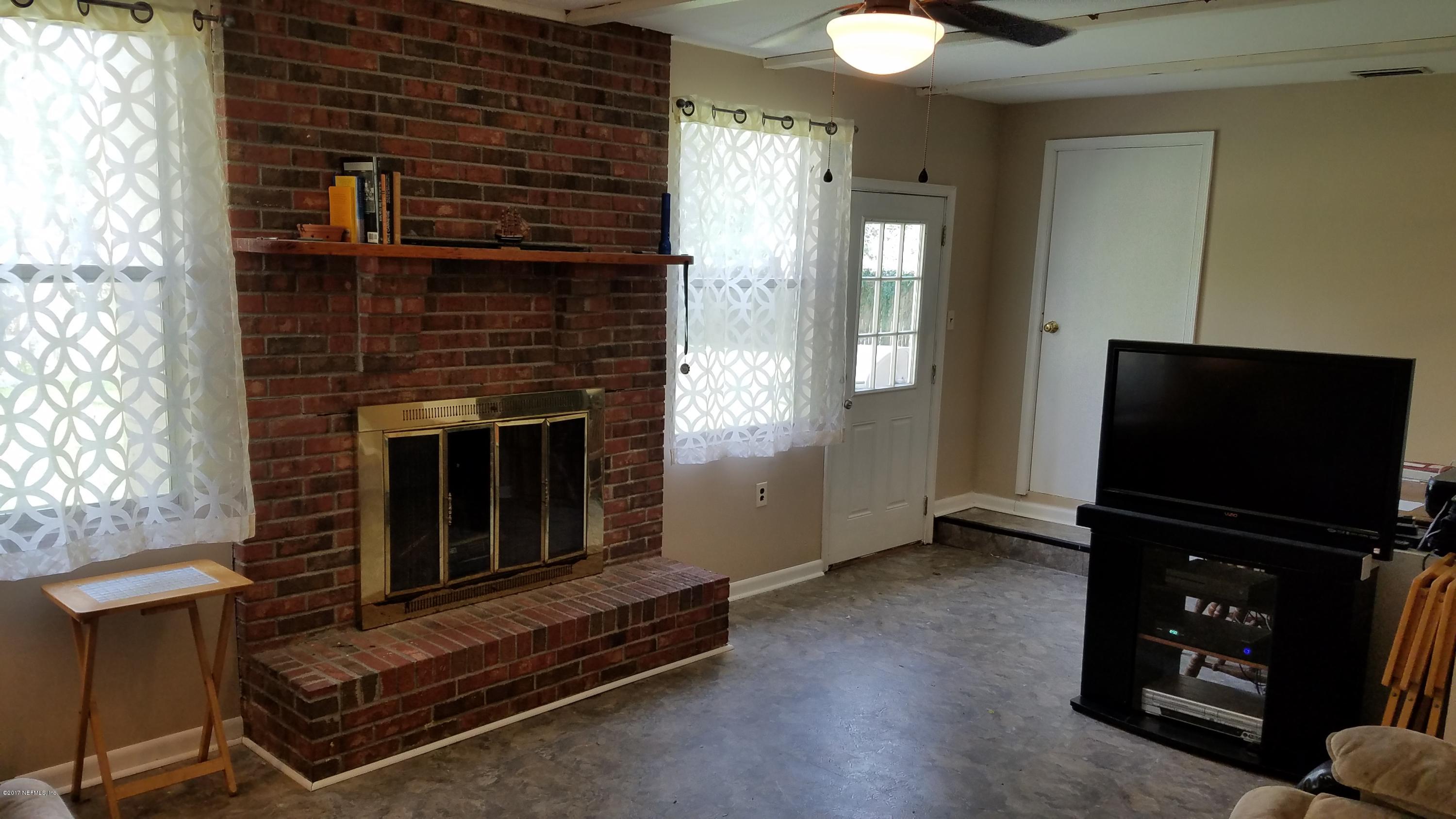563 Nightingale Road Jacksonville, FL 32216 - Photo 6 of 13 Living Room
