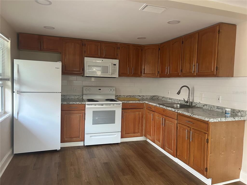 2824 Meadow View Avenue Largo, FL 33771 - Photo 4 of 9