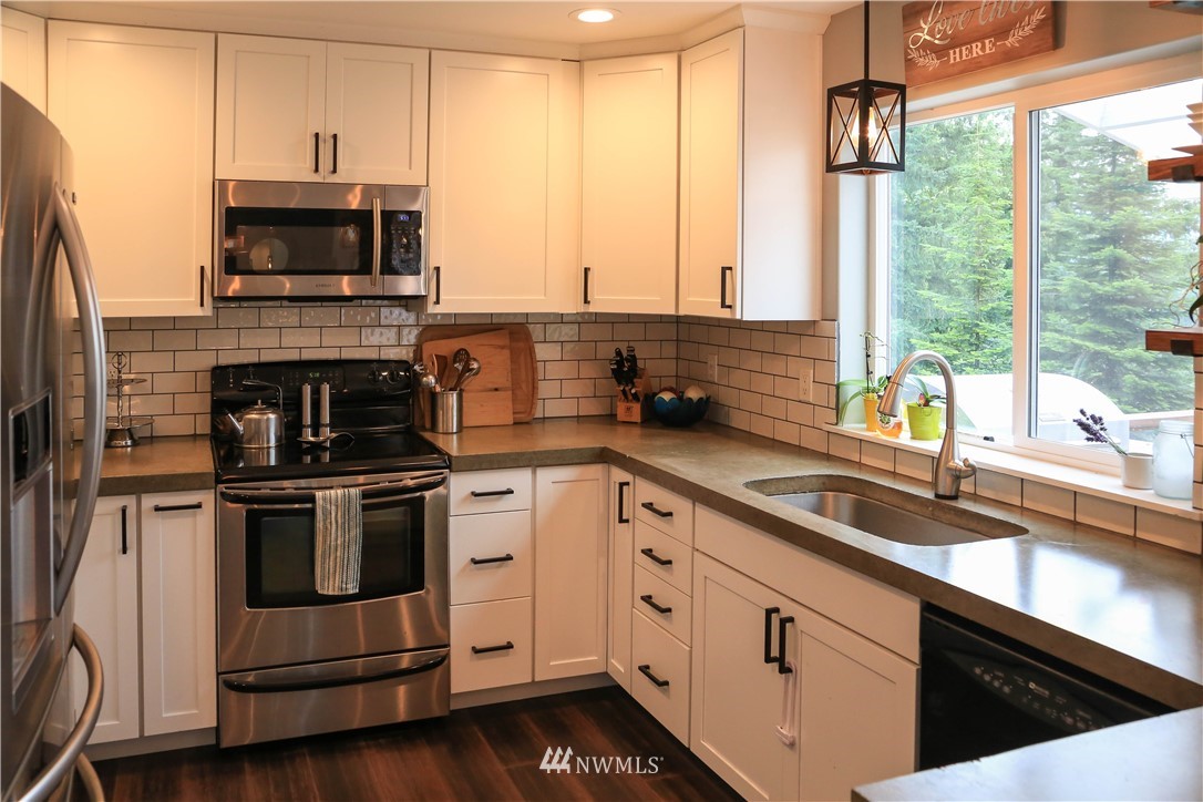 16856 Mountain View Road Mount Vernon, WA 98274 - Photo 7 of 25 Gallery Image 7