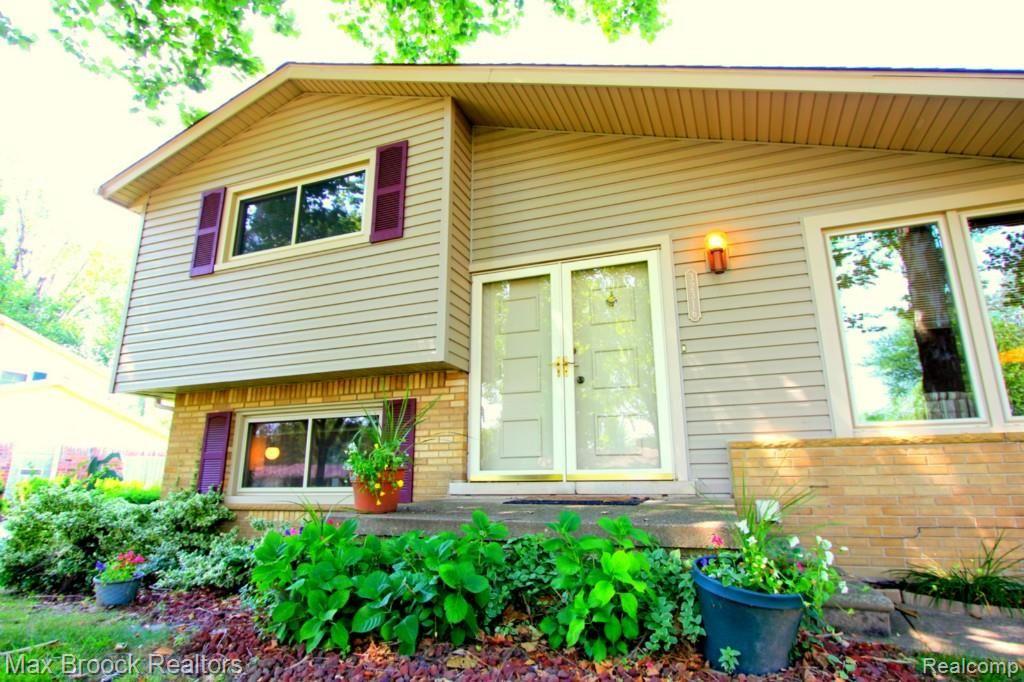 32316 Hearthstone Road Farmington, MI 48334 - Photo 2 of 20 **Lovely front entry**