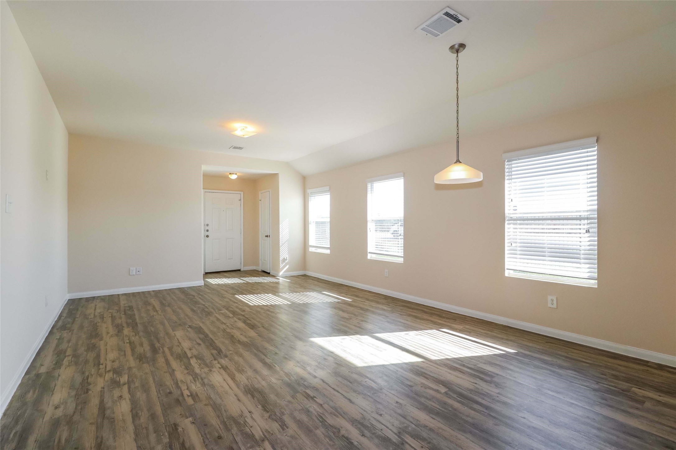 2431 Connors Path Court Houston, TX 77073 - Photo 7 of 14 Photos may be representative of the floor plan and not the exact home. Finishes, layout, and features of the actual property for lease may vary.