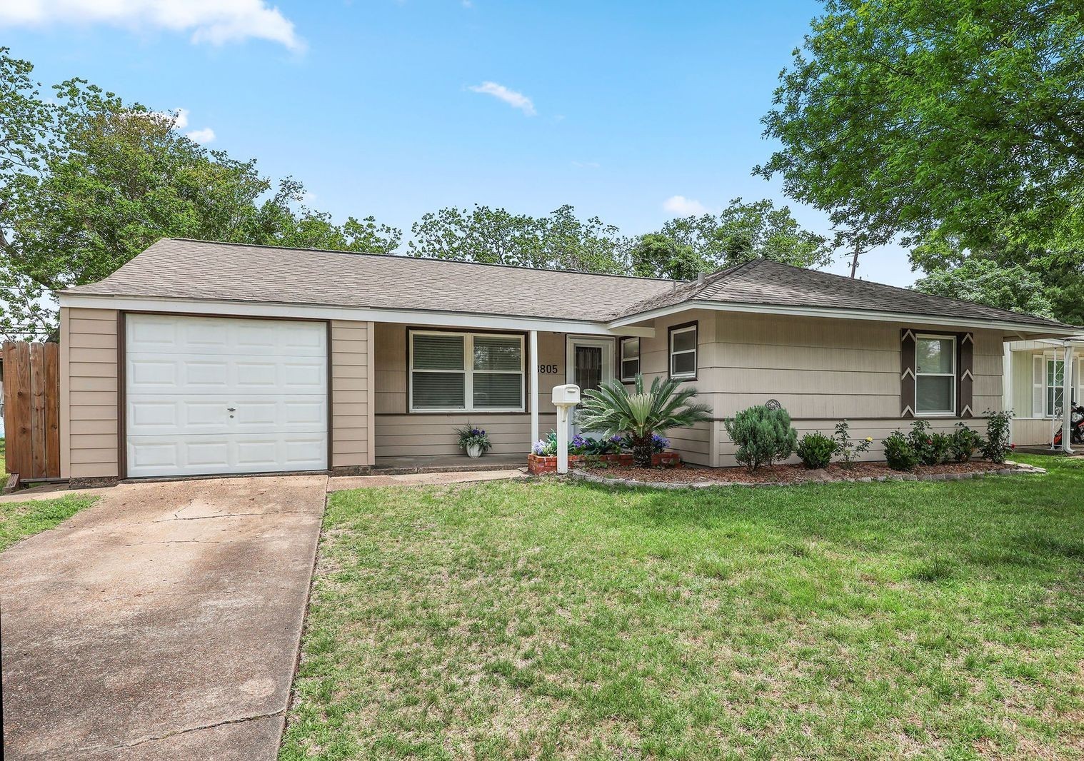 Adorable!  Prime Location in Pasadena with Easy Access to Beltway 8 and 225 Across From Parkwood Elementary in Deer Park ISD.