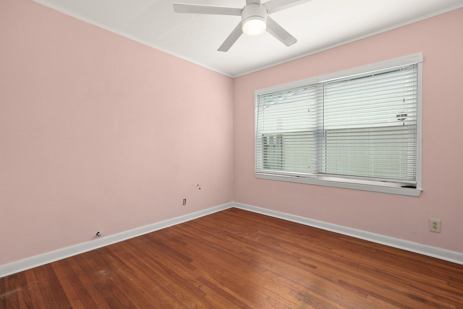 3805 Meadowlake Road Pasadena, TX 77503 - Photo 12 of 16 View of the Pretty in Pink Middle Bedroom without virtual staging