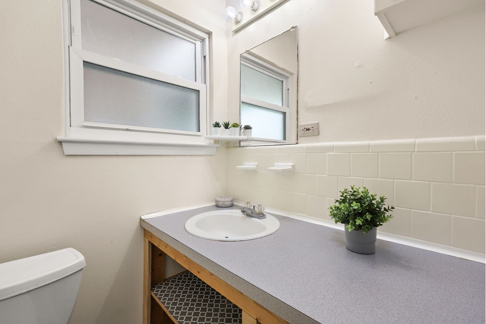 3805 Meadowlake Road Pasadena, TX 77503 - Photo 13 of 16 Additional Half Bath for Added Convenience in the Morning Rush