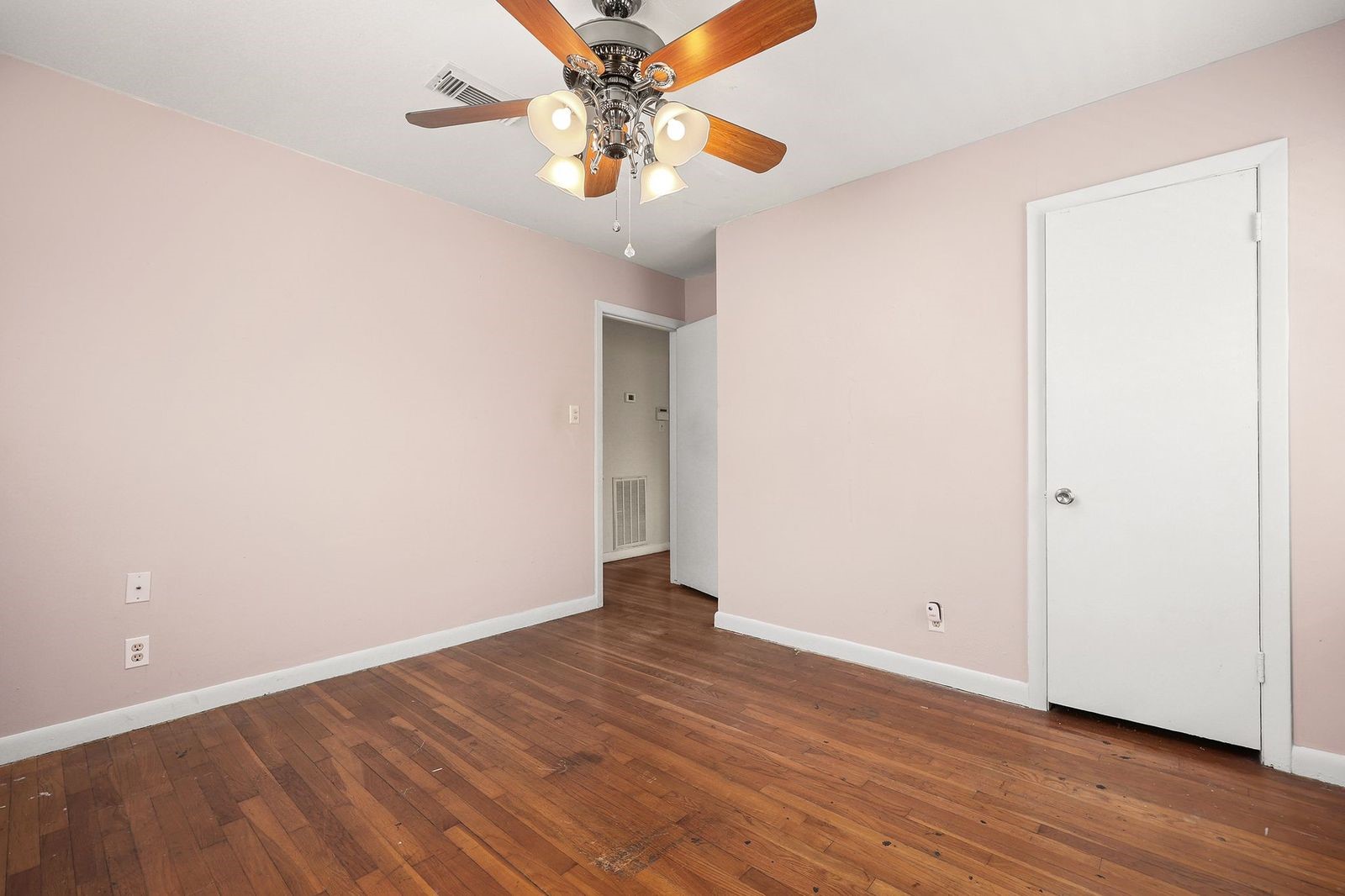 3805 Meadowlake Road Pasadena, TX 77503 - Photo 15 of 16 Bedroom 1 with no Virtual Staging