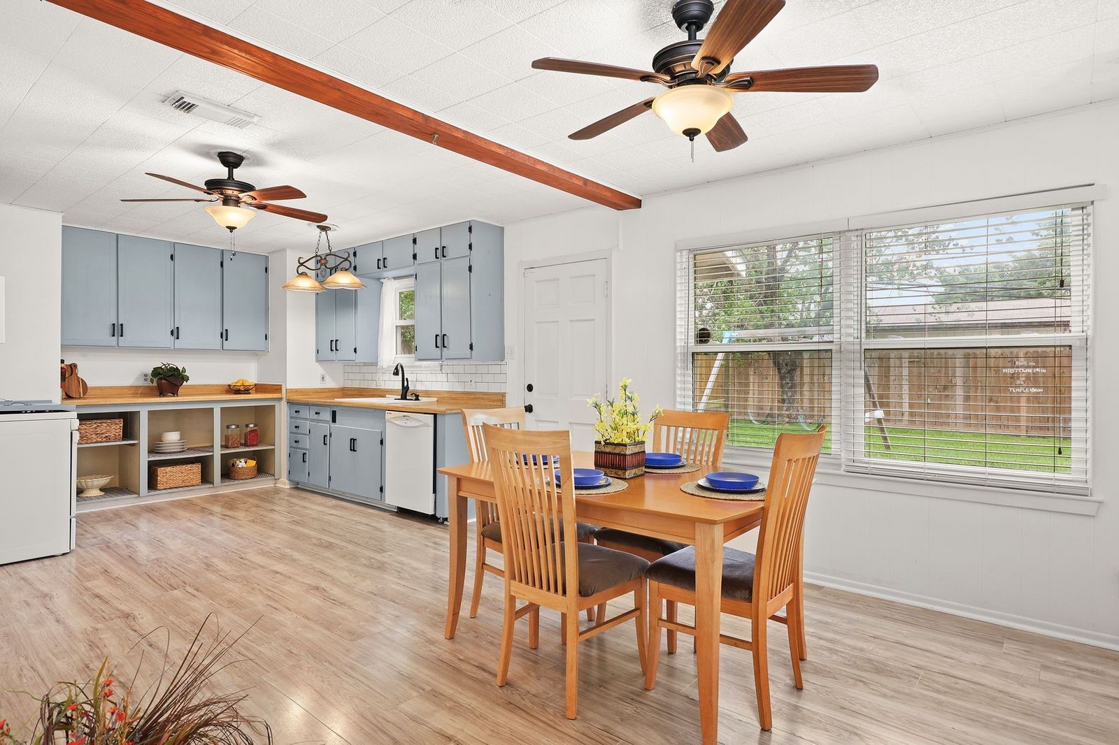 3805 Meadowlake Road Pasadena, TX 77503 - Photo 5 of 16 Large Eat-In Kitchen with a Modern Vibe & Country Charm.