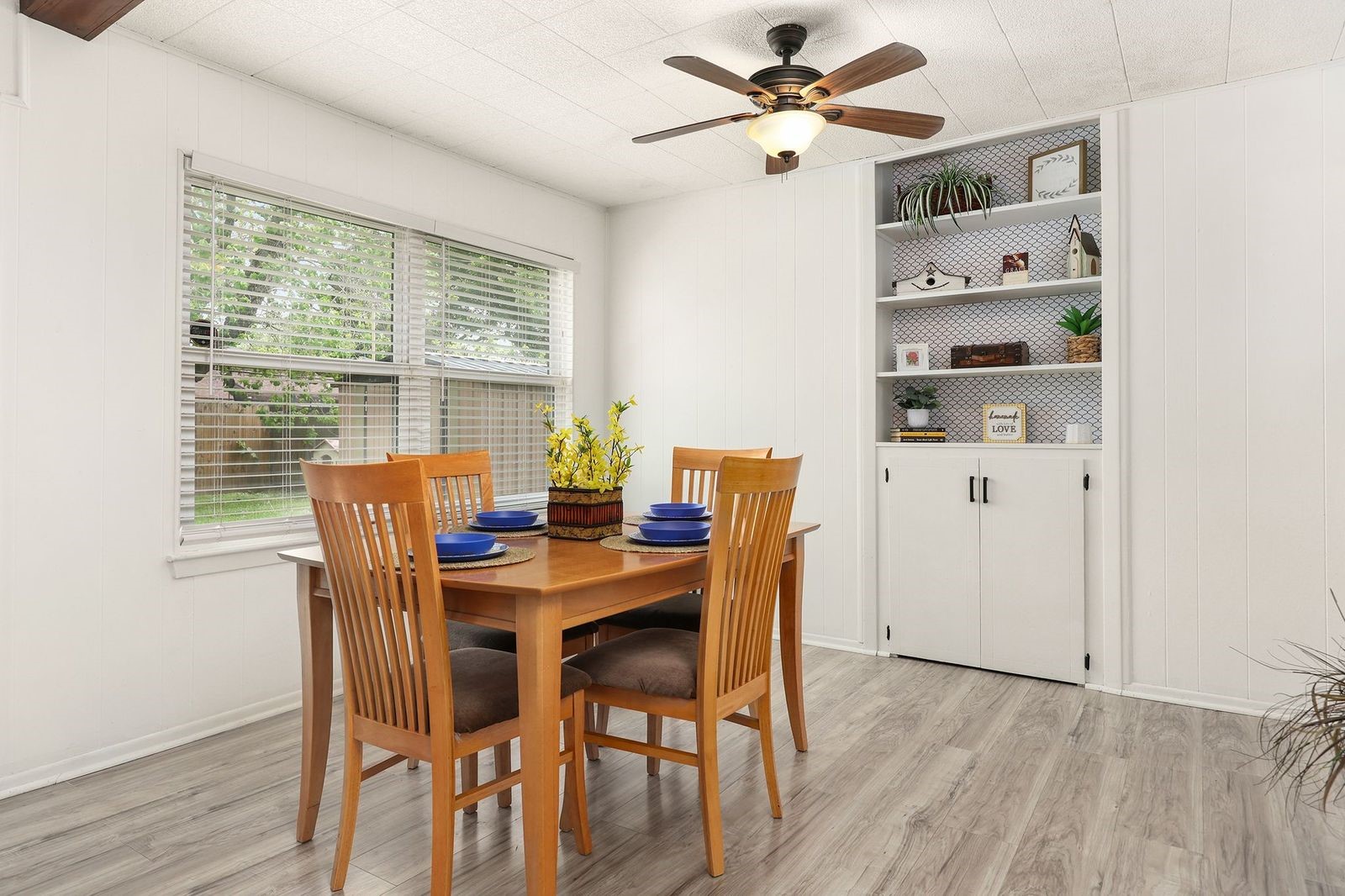 3805 Meadowlake Road Pasadena, TX 77503 - Photo 7 of 16 Dining Area within the Kitchen with Lots of Natural Light, 2" Faux Blinds and Built-In Cabinet that Could Serve as a Buffet or Coffee Bar