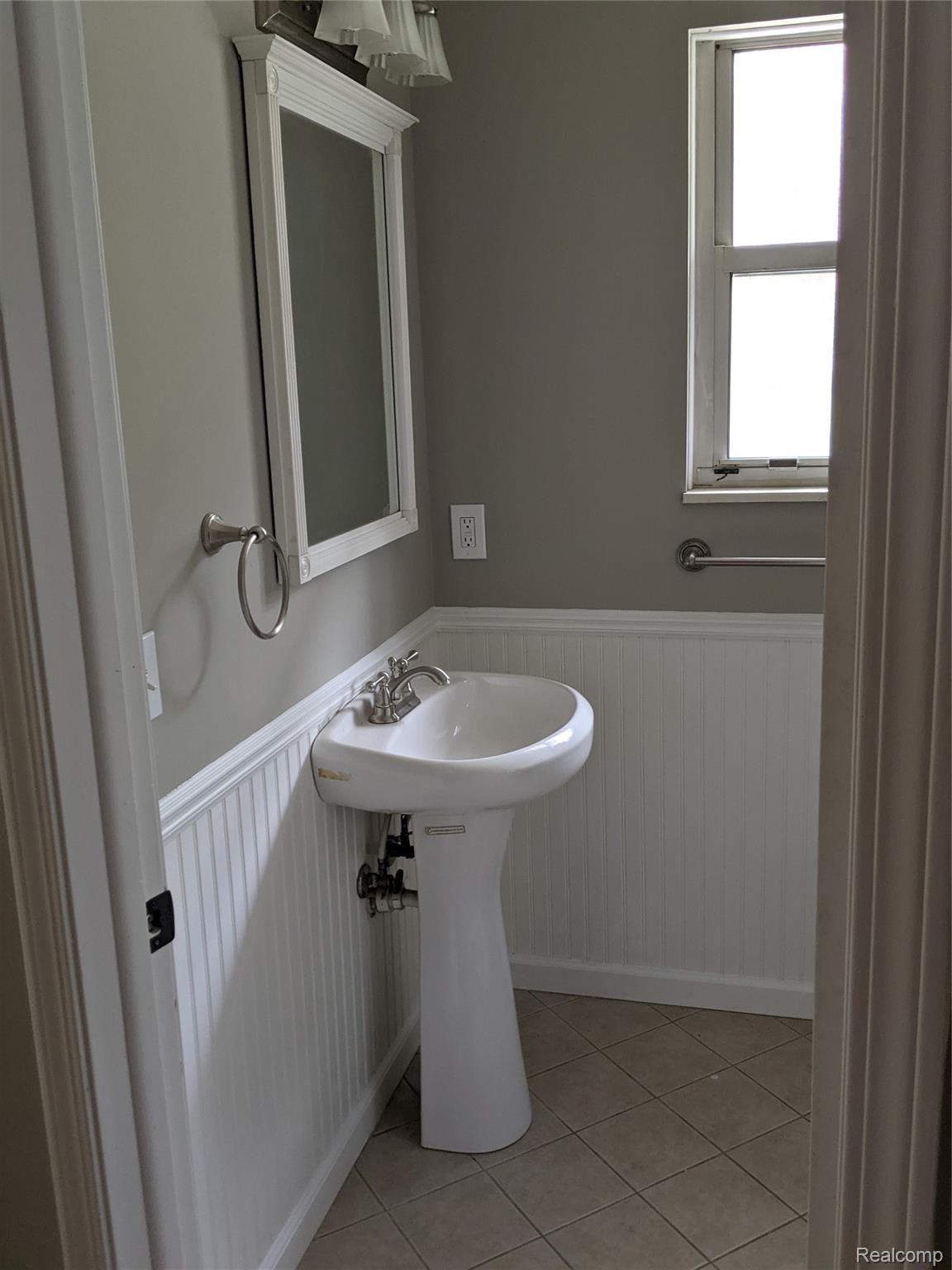 11354 Runyan Lake Road Fenton, MI 48430 - Photo 14 of 23 11354 Runyan Bath 1.jpg