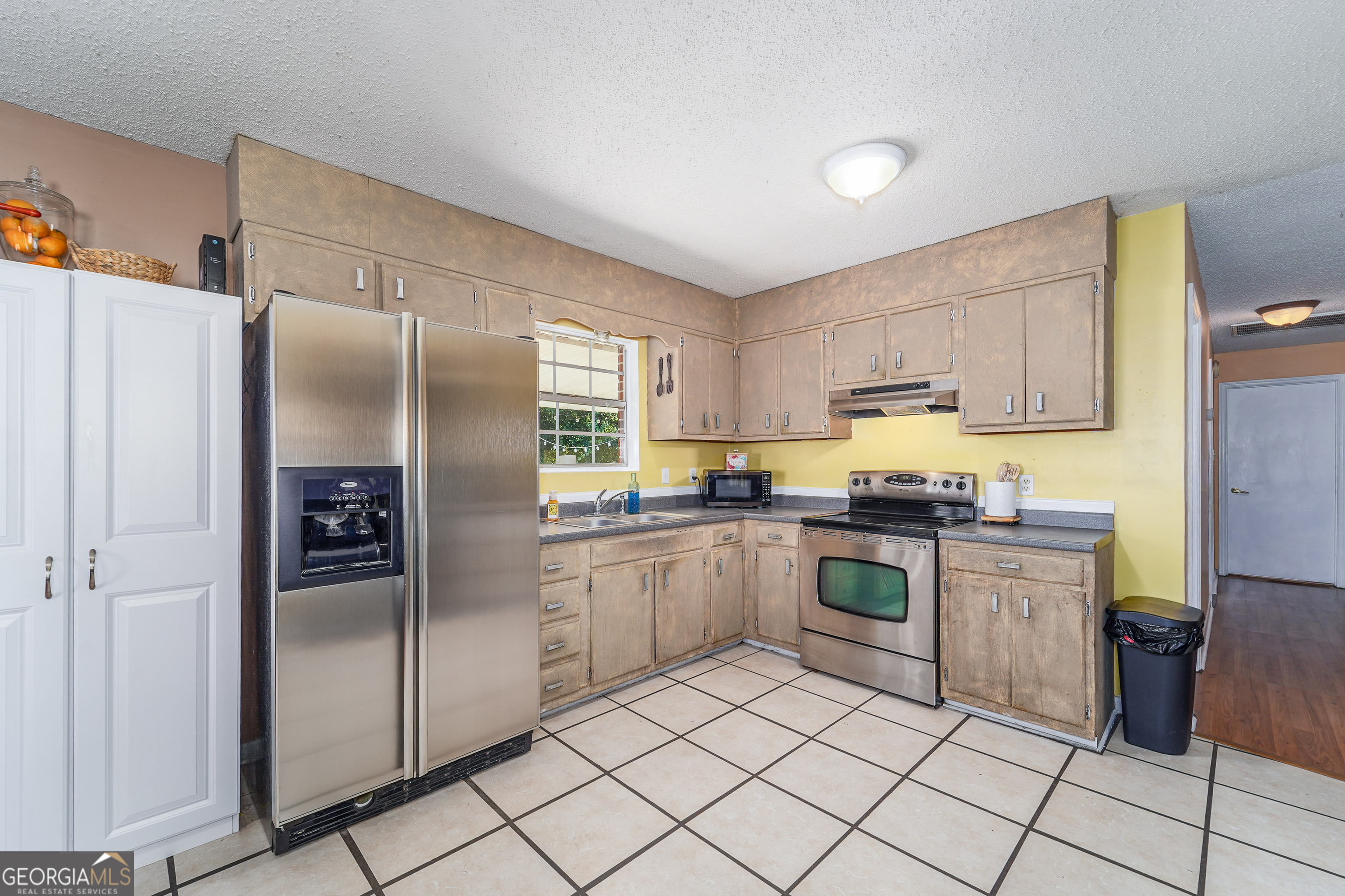 420 Jackson Street Blackshear, GA 31516 - Photo 23 of 31 a kitchen with stainless steel appliances granite countertop a refrigerator and a stove top oven