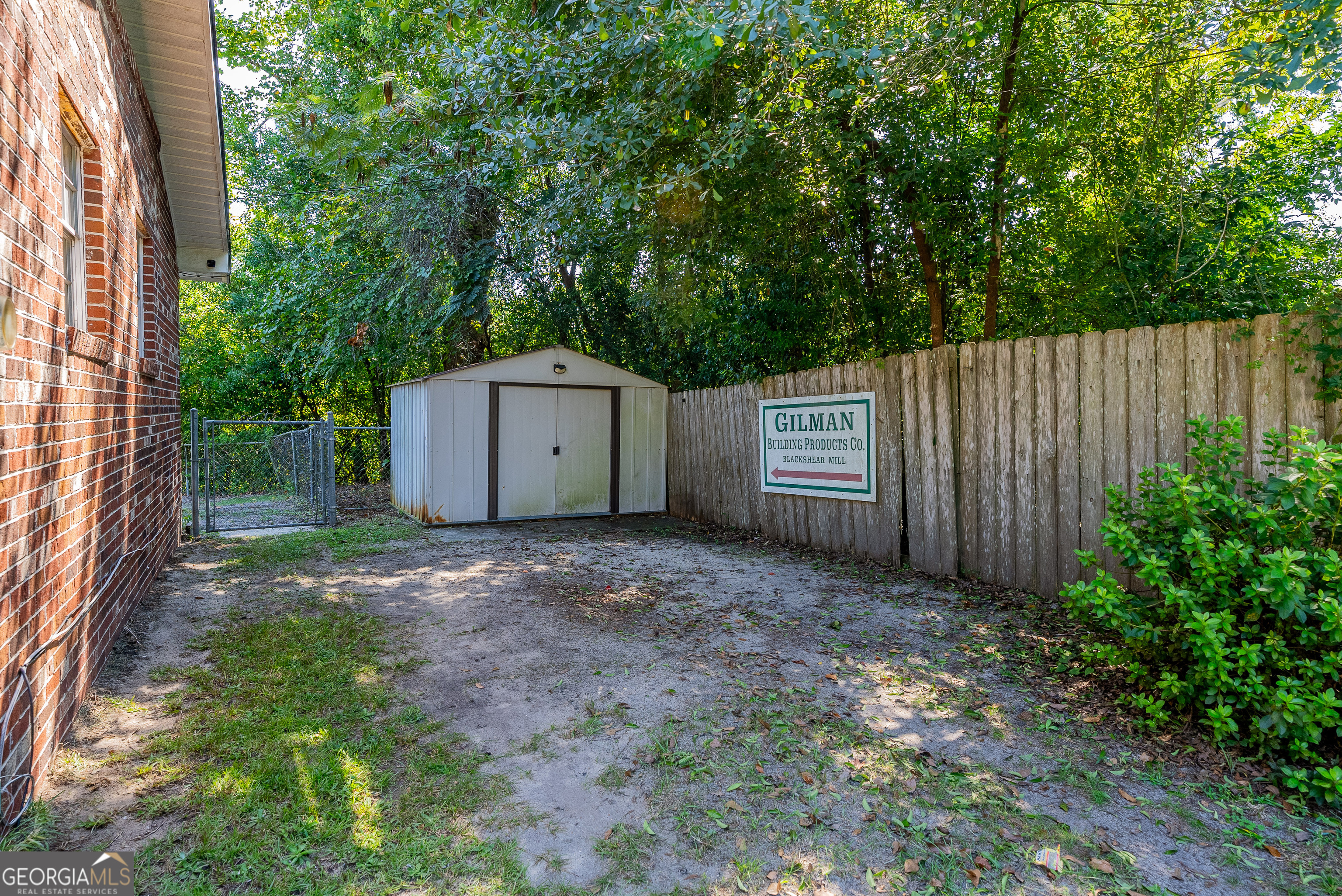 420 Jackson Street Blackshear, GA 31516 - Photo 4 of 31 a backyard of a house