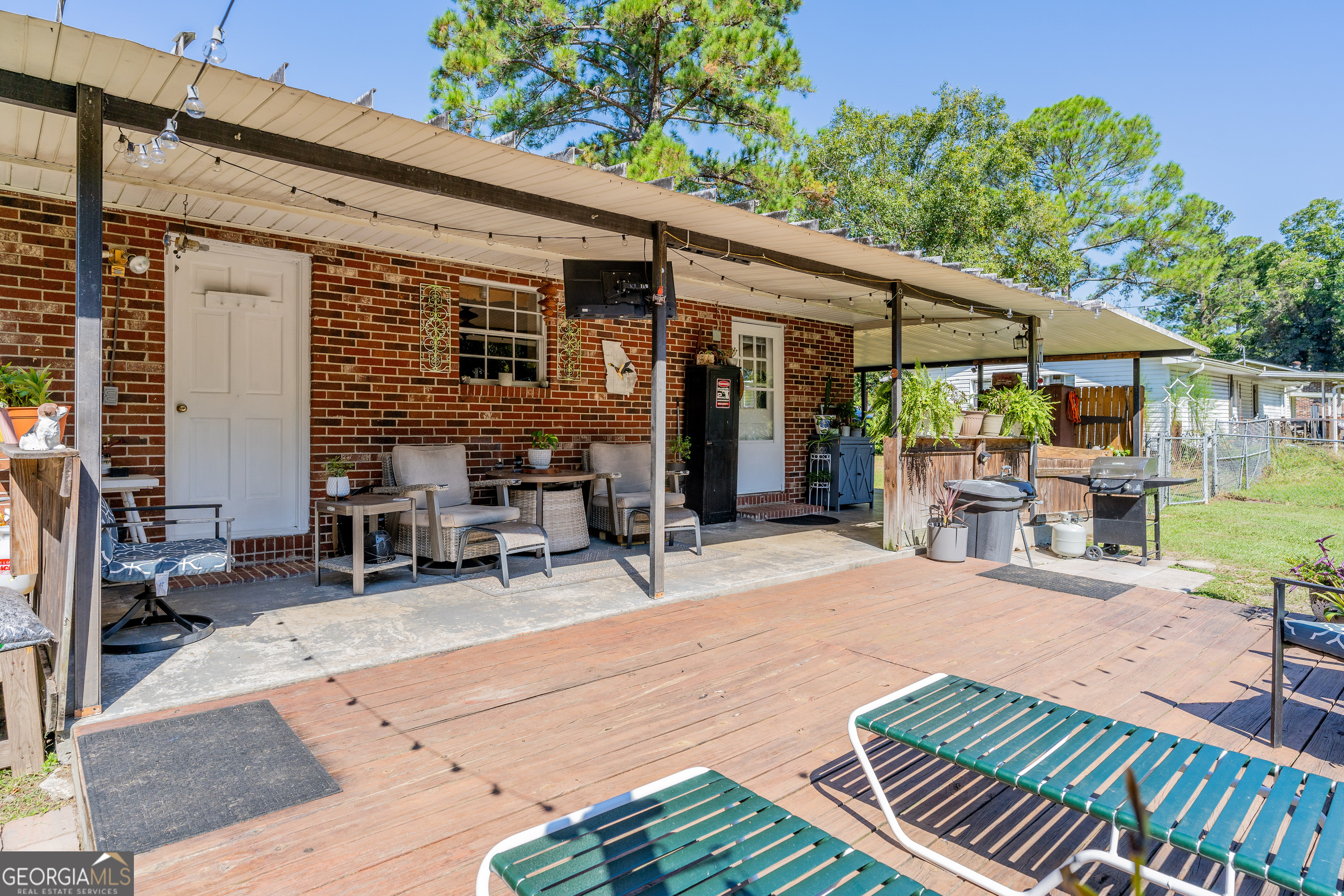 420 Jackson Street Blackshear, GA 31516 - Photo 10 of 31 a view of a patio with table and chairs and potted plants