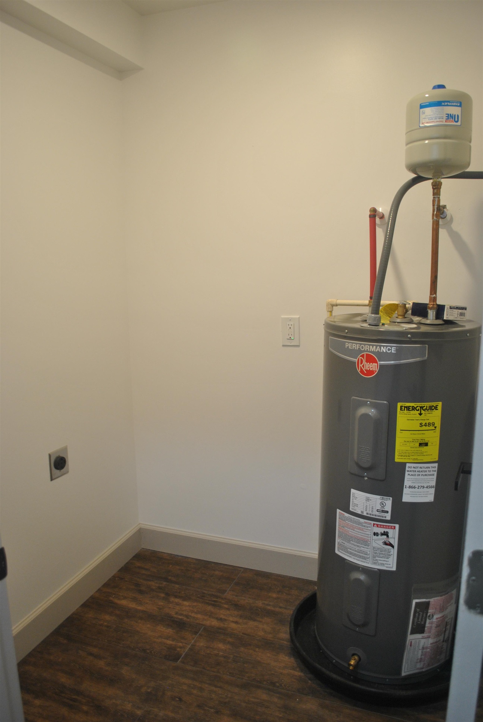 815 North Congdon Street Georgetown, SC 29440 - Photo 28 of 28 Laundry / Utility room featuring electric water heater and washer /dryer hookups