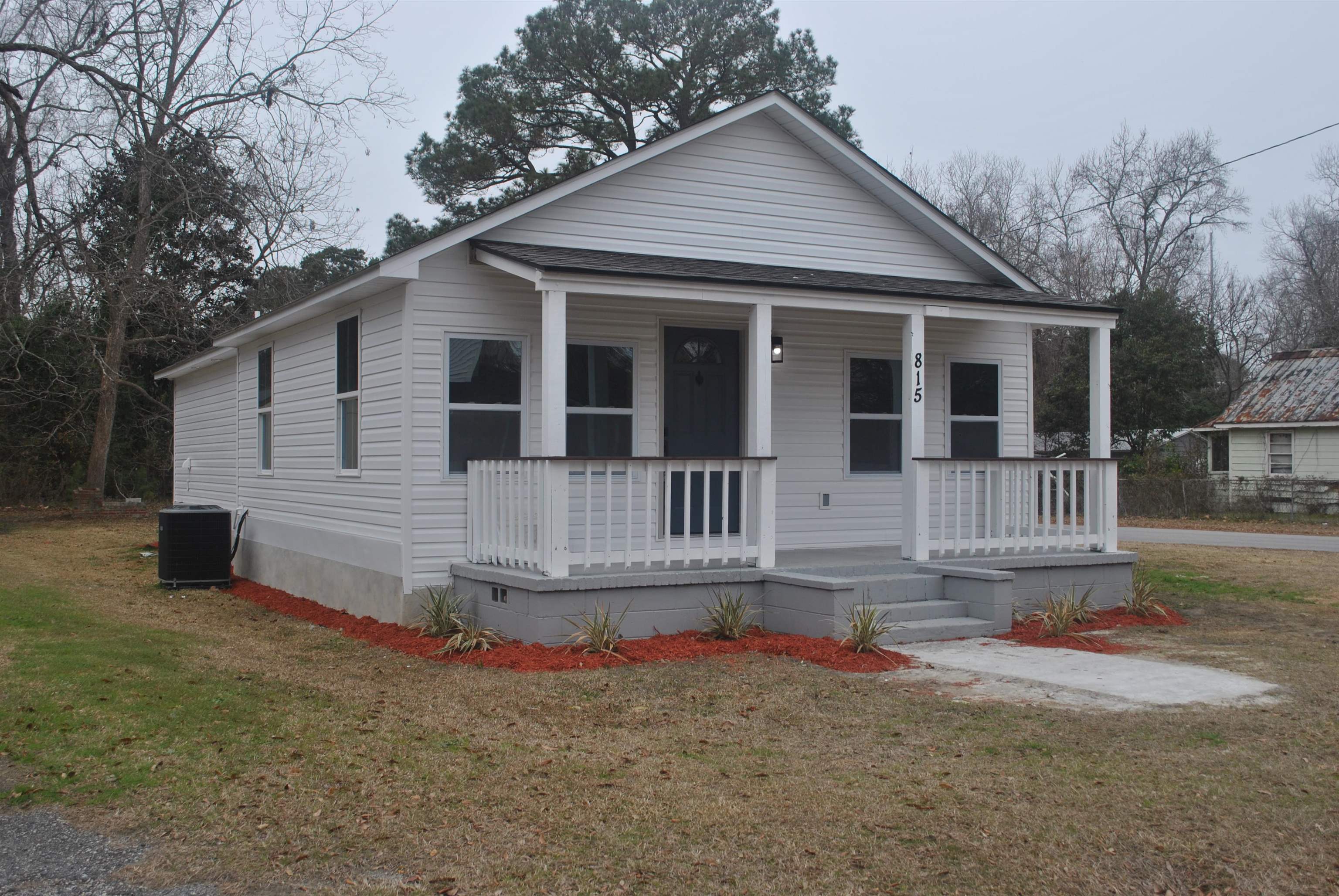 815 North Congdon Street Georgetown, SC 29440 - Photo 3 of 28 Bungalow-style home featuring covered porch and a front yard