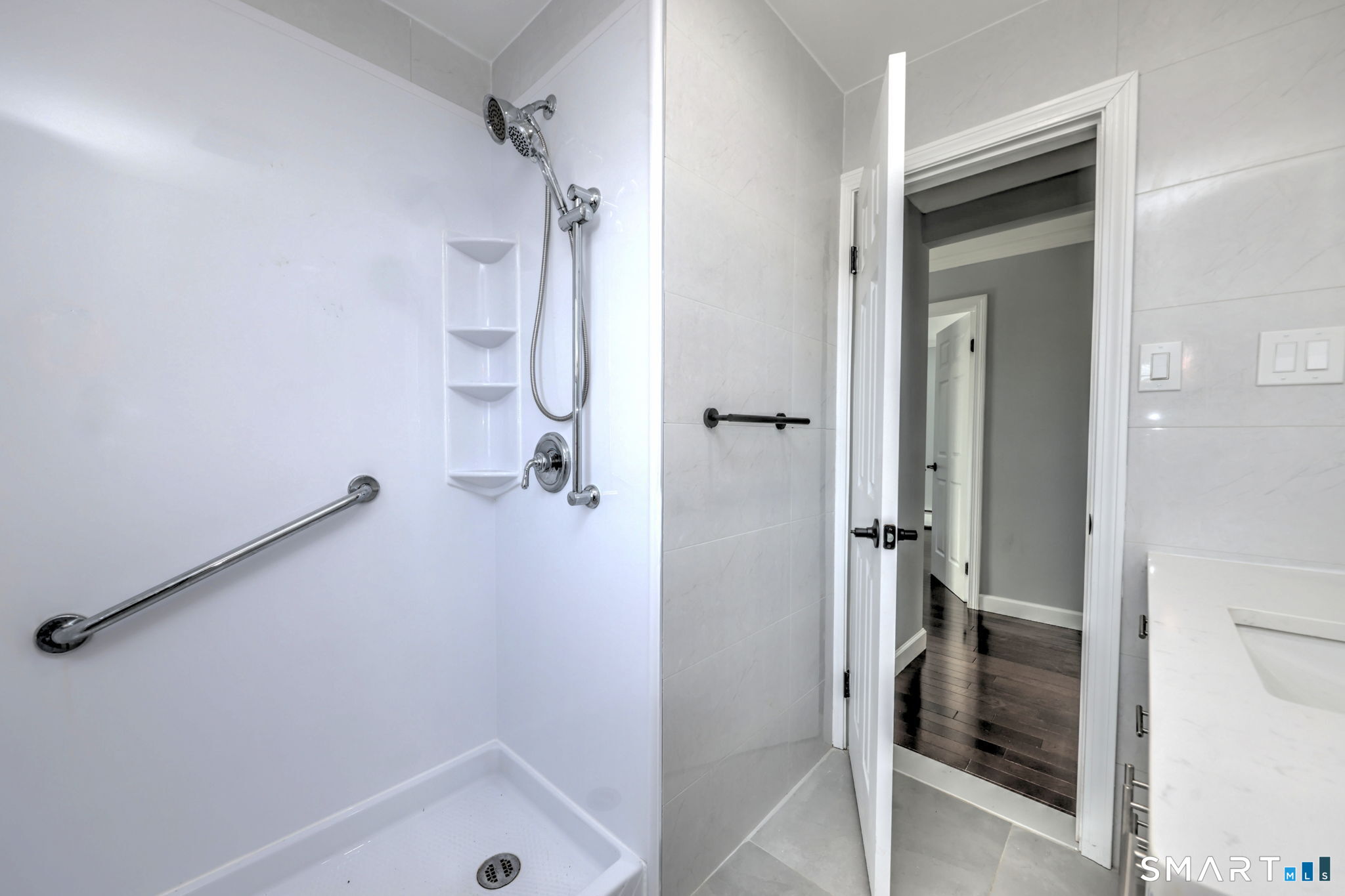 206 Bridgeview Place Stratford, CT 06614 - Photo 21 of 34 a bathroom with a tub