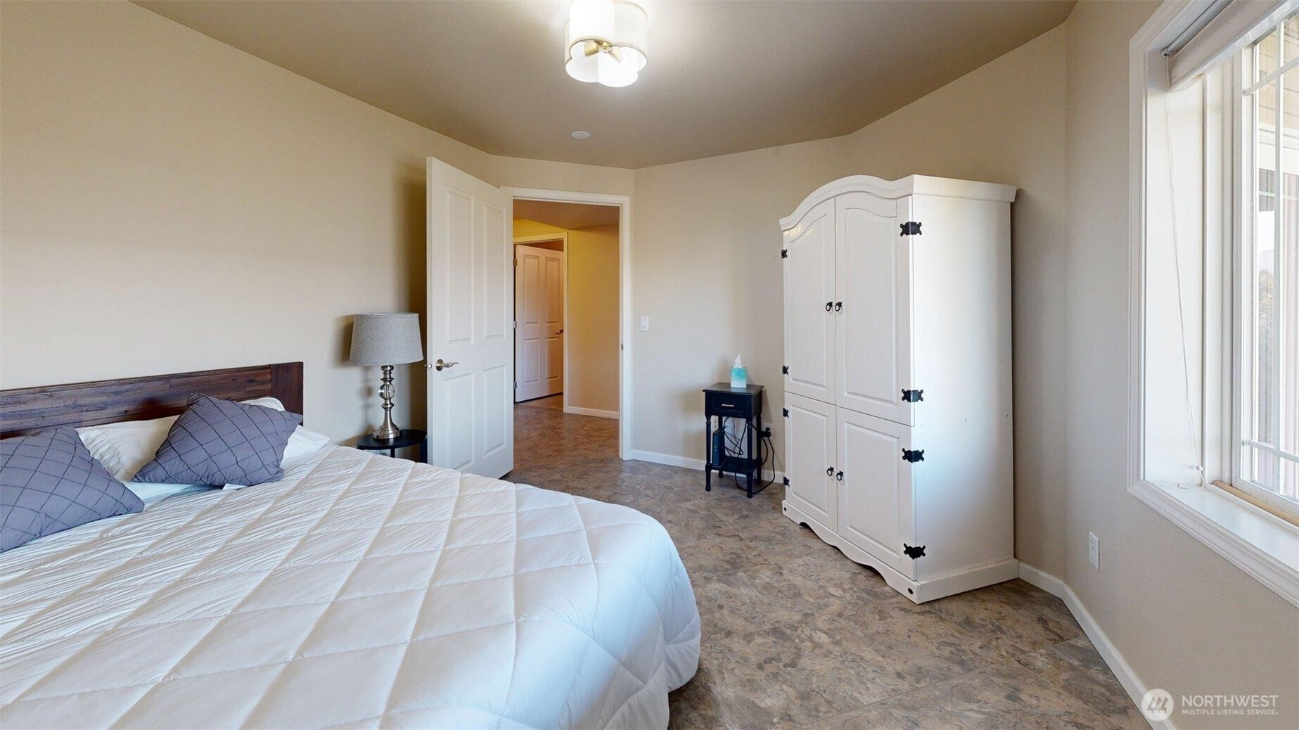 1724 Ridgeview Drive Clarkston, WA 99403 - Photo 28 of 38 a bedroom with a bed and a window