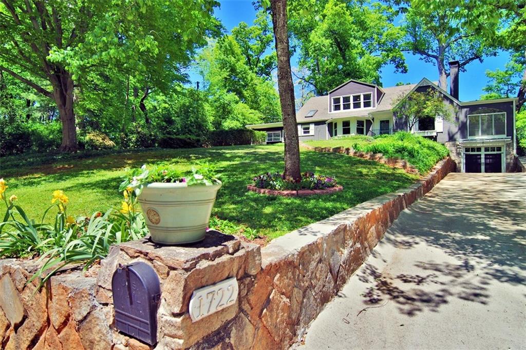 Front Yard/Exterior Front 