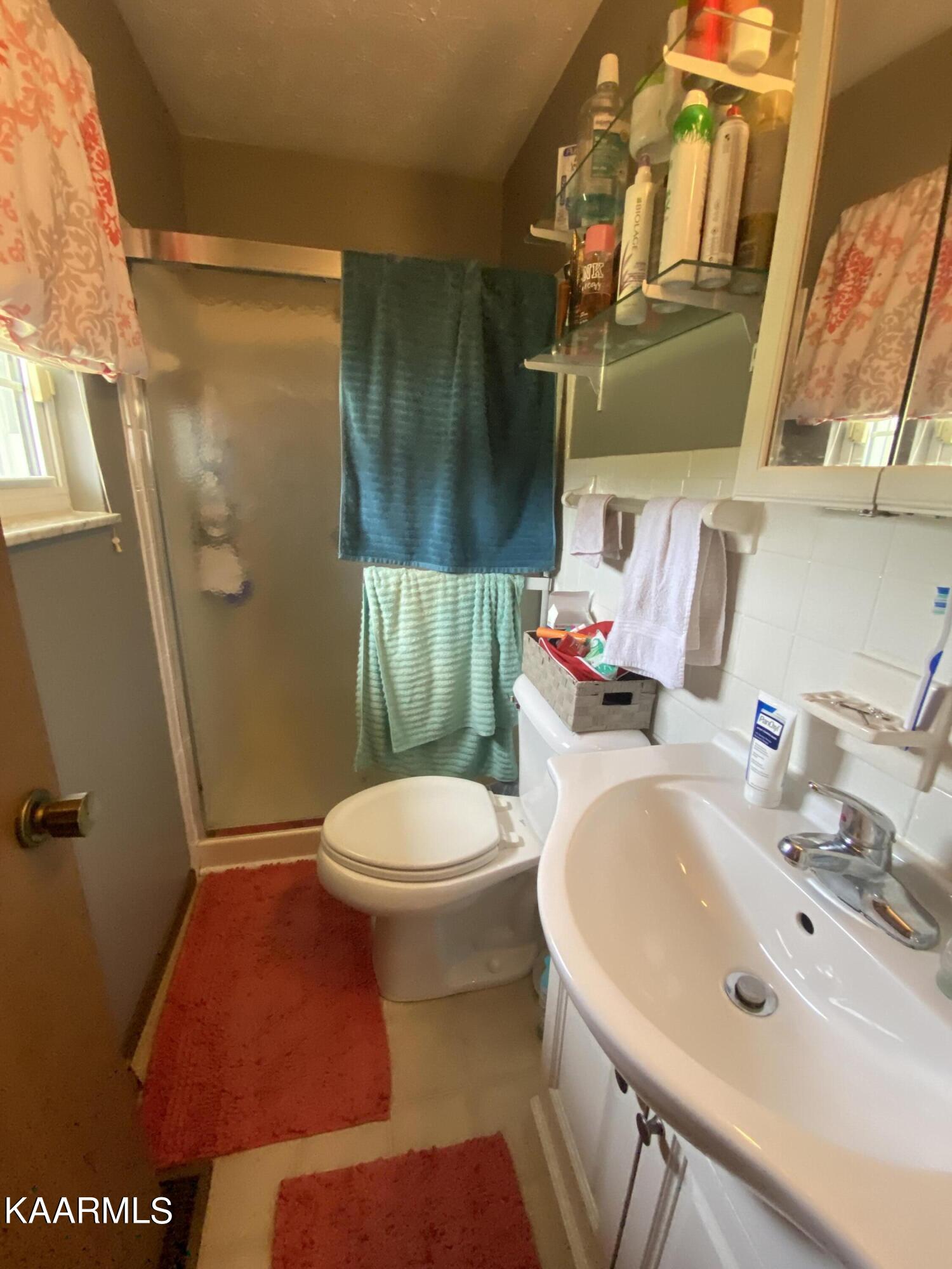 6002 Wilderness Road Ewing, VA 24248 - Photo 18 of 22 master bathroom
