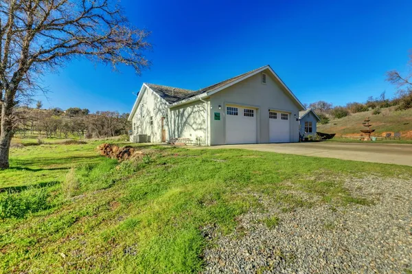 a view of house with a big yard