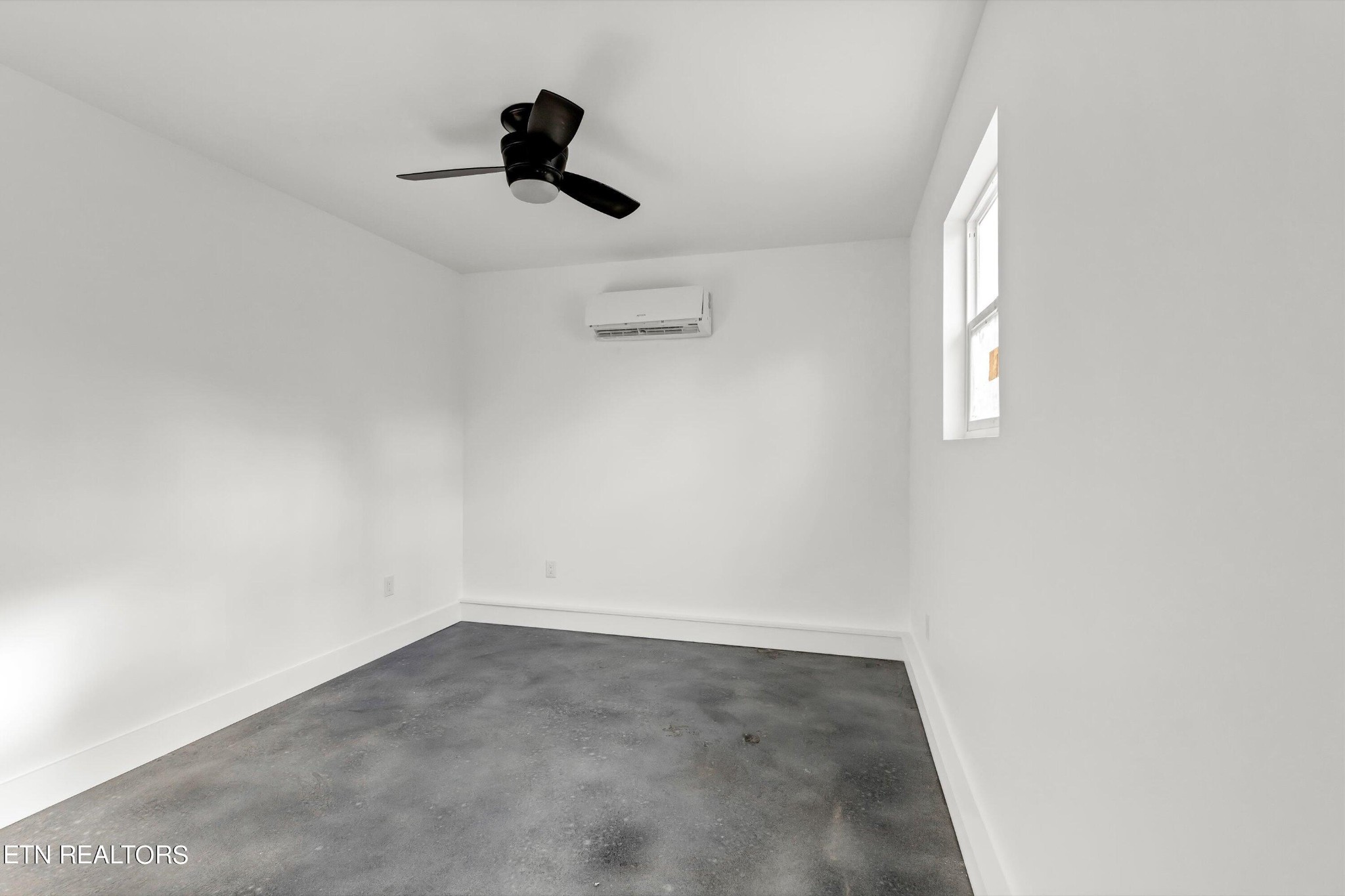 2209 Belt Road Knoxville, TN 37920 - Photo 35 of 36 an empty room with a window