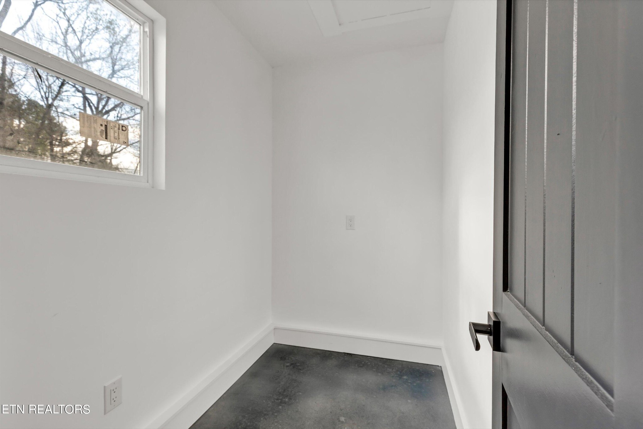 2209 Belt Road Knoxville, TN 37920 - Photo 36 of 36 a view of small space with wooden floor and windows