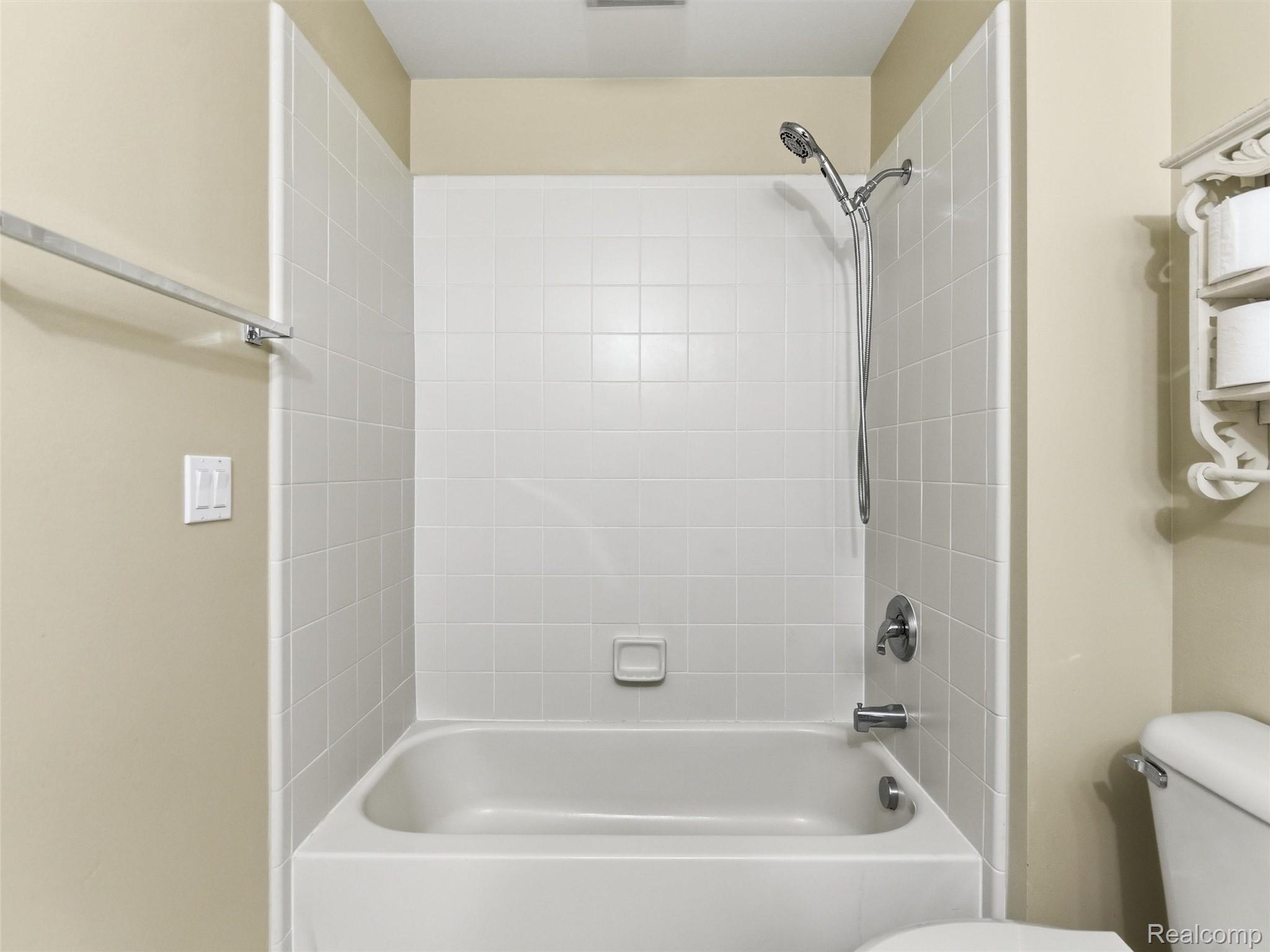 5454 Creekmonte Drive Rochester, MI 48306 - Photo 39 of 69 58-DSC07800.jpg