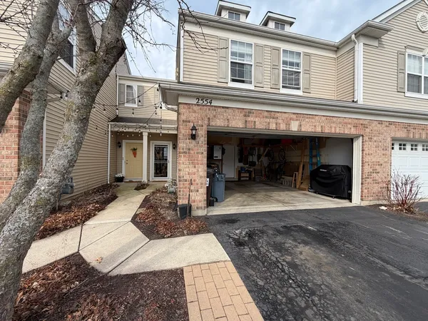 $2,300 | 2554 Evergreen Circle, Unit 2554, McHenry, IL 60050
