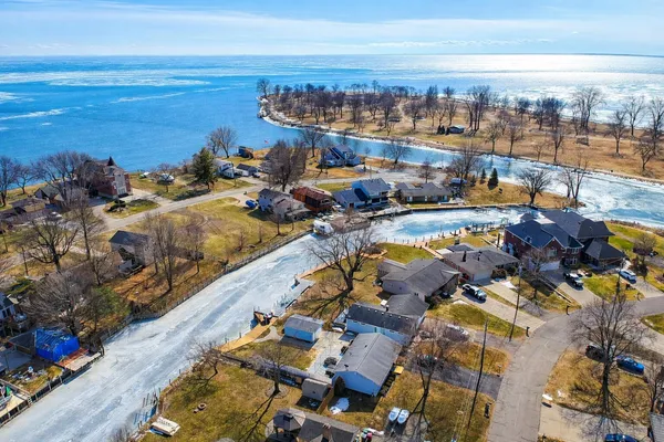 $179,900 | 37500 Lakeville Street, Harrison Township, MI 48045