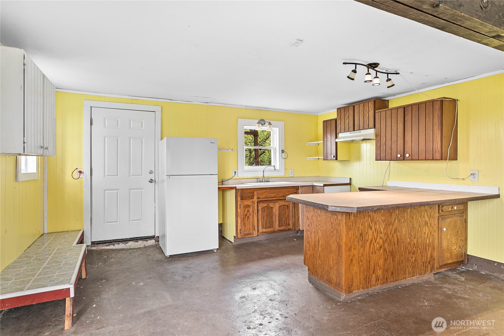 4918 Sand Road Bellingham, WA 98226 - Photo 30 of 39 a kitchen with a sink stove and refrigerator