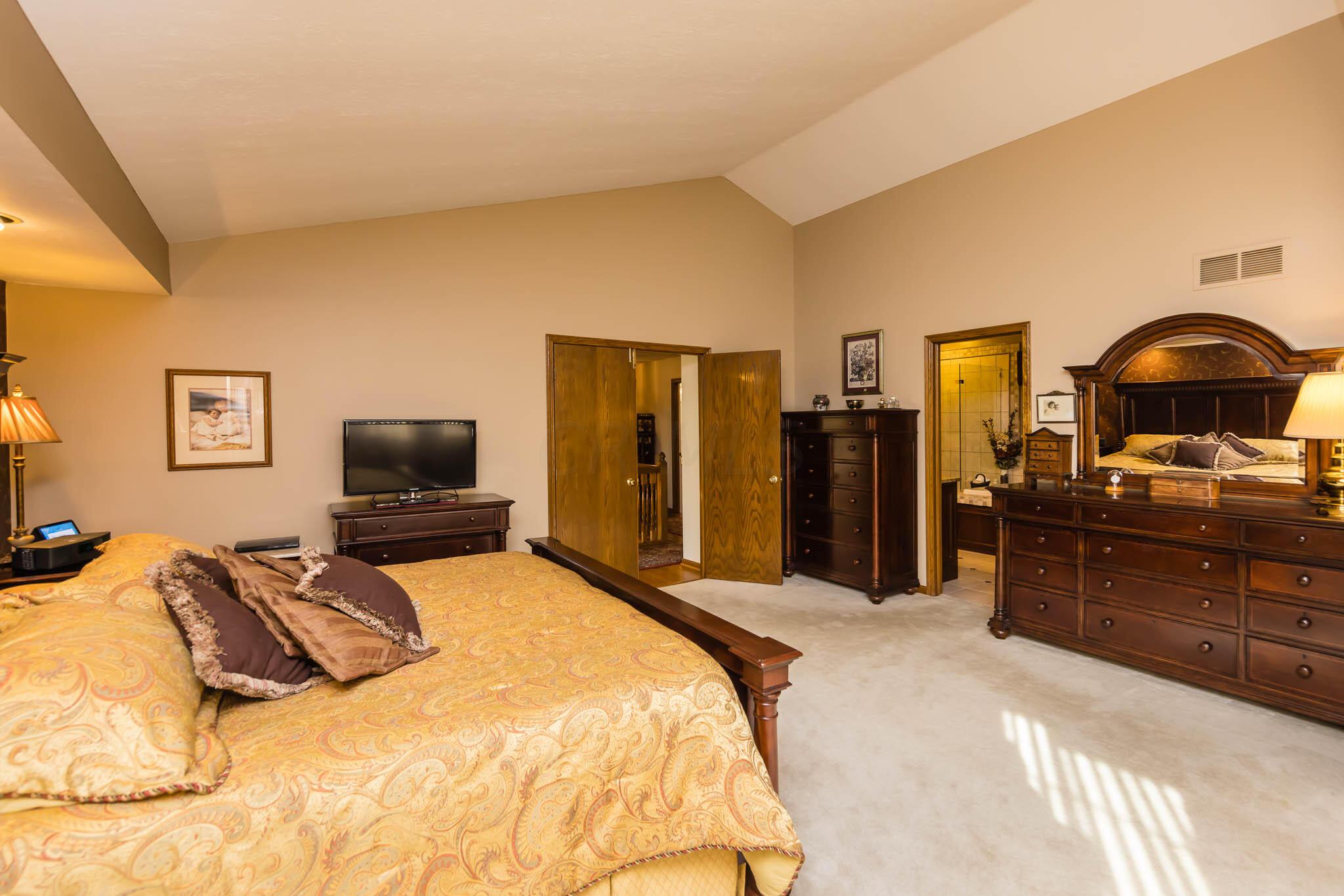 901 Riva Ridge Boulevard Columbus, OH 43230 - Photo 27 of 48 19'8" x 19'8" Master Bedroom
