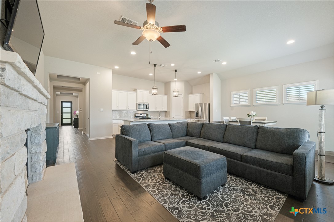 4221 Mercer Road Georgetown, TX 78628 - Photo 17 of 29 Living Room
