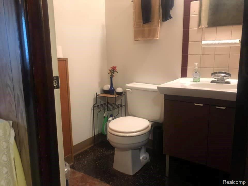 443 Franklin Road Pontiac, MI 48341 - Photo 17 of 18 Half Bath.jpg