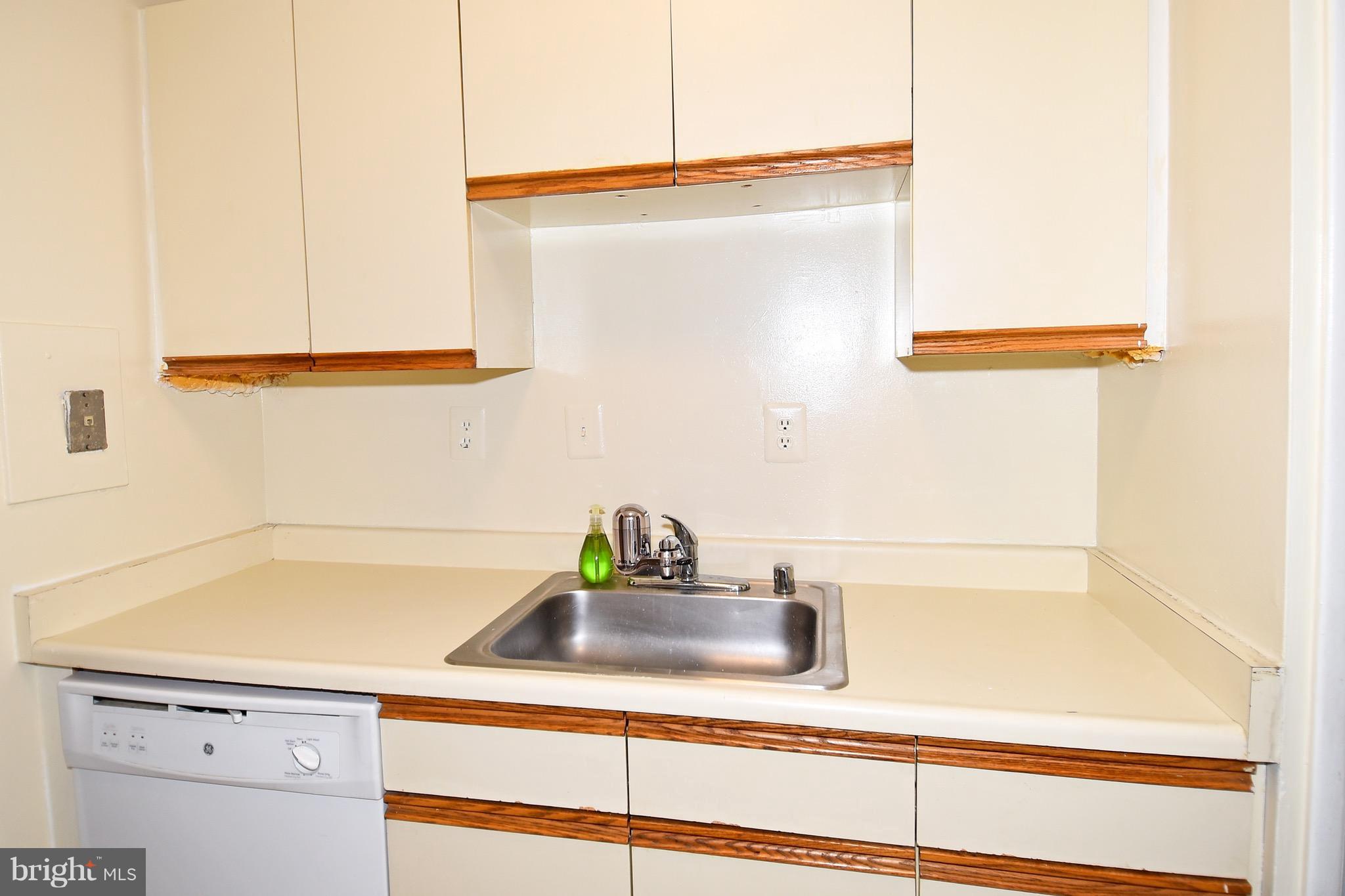 7097 Spring Garden Drive, Unit 103 Springfield, VA 22150 - Photo 6 of 30 Kitchen
