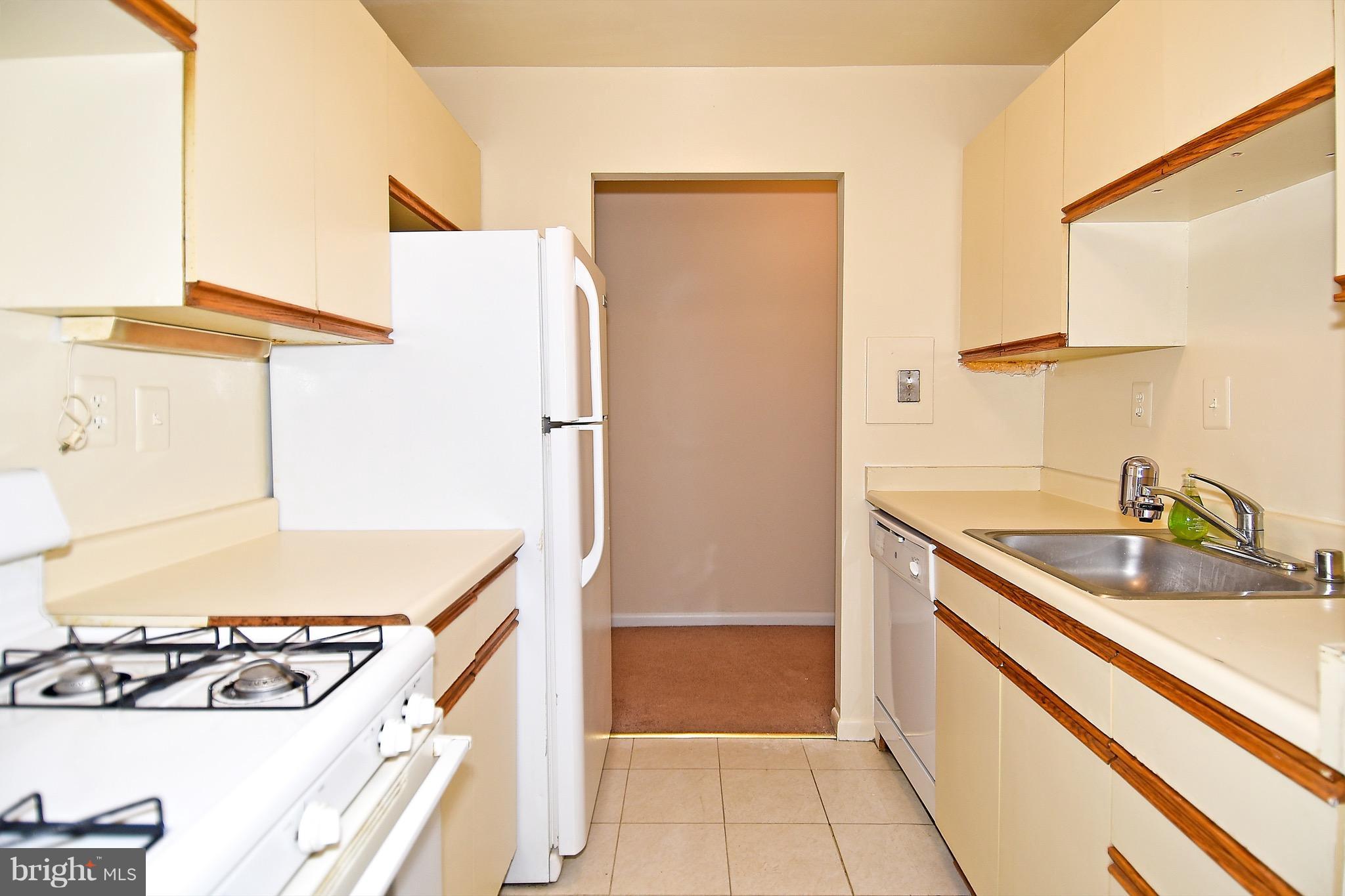 7097 Spring Garden Drive, Unit 103 Springfield, VA 22150 - Photo 8 of 30 Kitchen