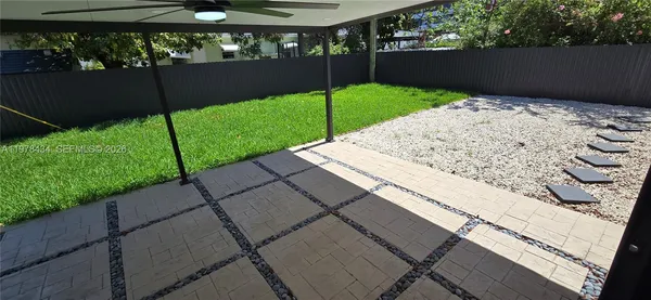 a view of a backyard