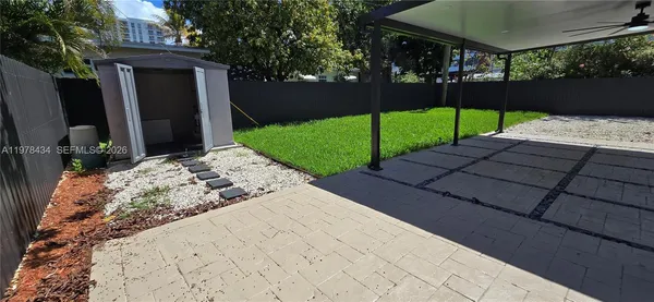 a view of a backyard