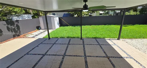 a view of a backyard