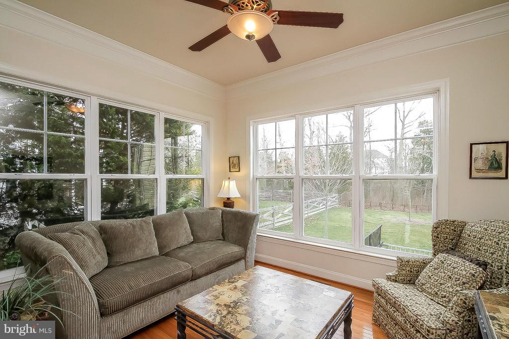 9097 Roaring Spring Loop Bristow, VA 20136 - Photo 2 of 29 Living Room