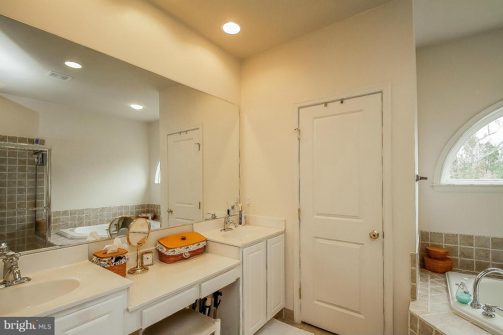 9097 Roaring Spring Loop Bristow, VA 20136 - Photo 15 of 29 Bath (Master)