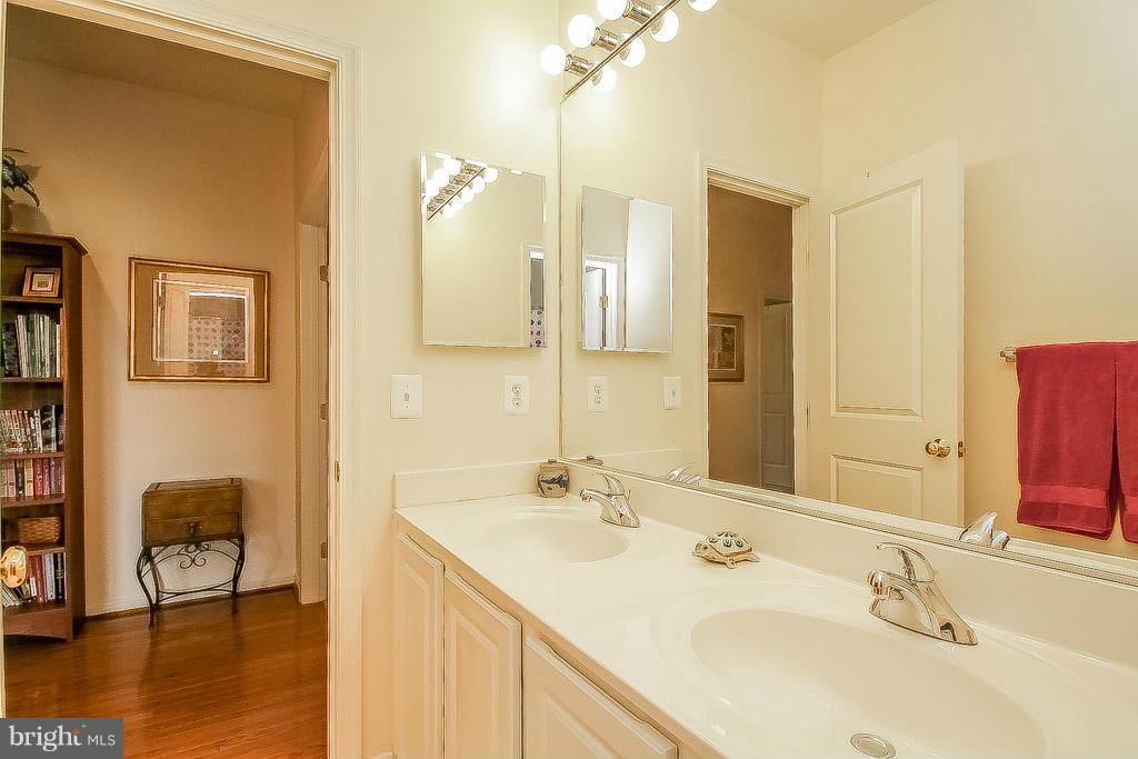 9097 Roaring Spring Loop Bristow, VA 20136 - Photo 19 of 29 Bath