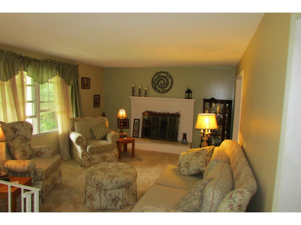 118 Wonder Valley Road Bristol, TN 37620 - Photo 9 of 36 Living Room