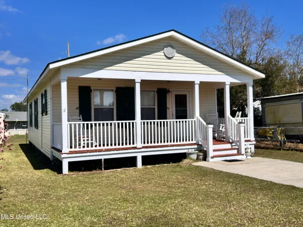 $1,800 | 605 Victoria Street, Waveland, MS 39576