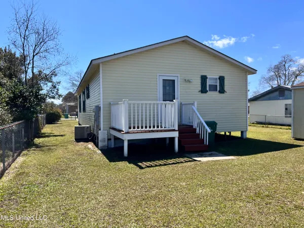 $1,800 | 605 Victoria Street, Waveland, MS 39576